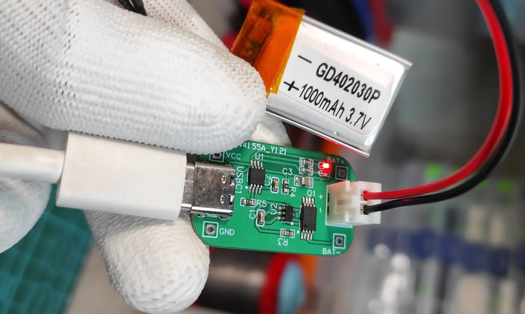 How to switch between USB charging and built-in battery power supply circuit?